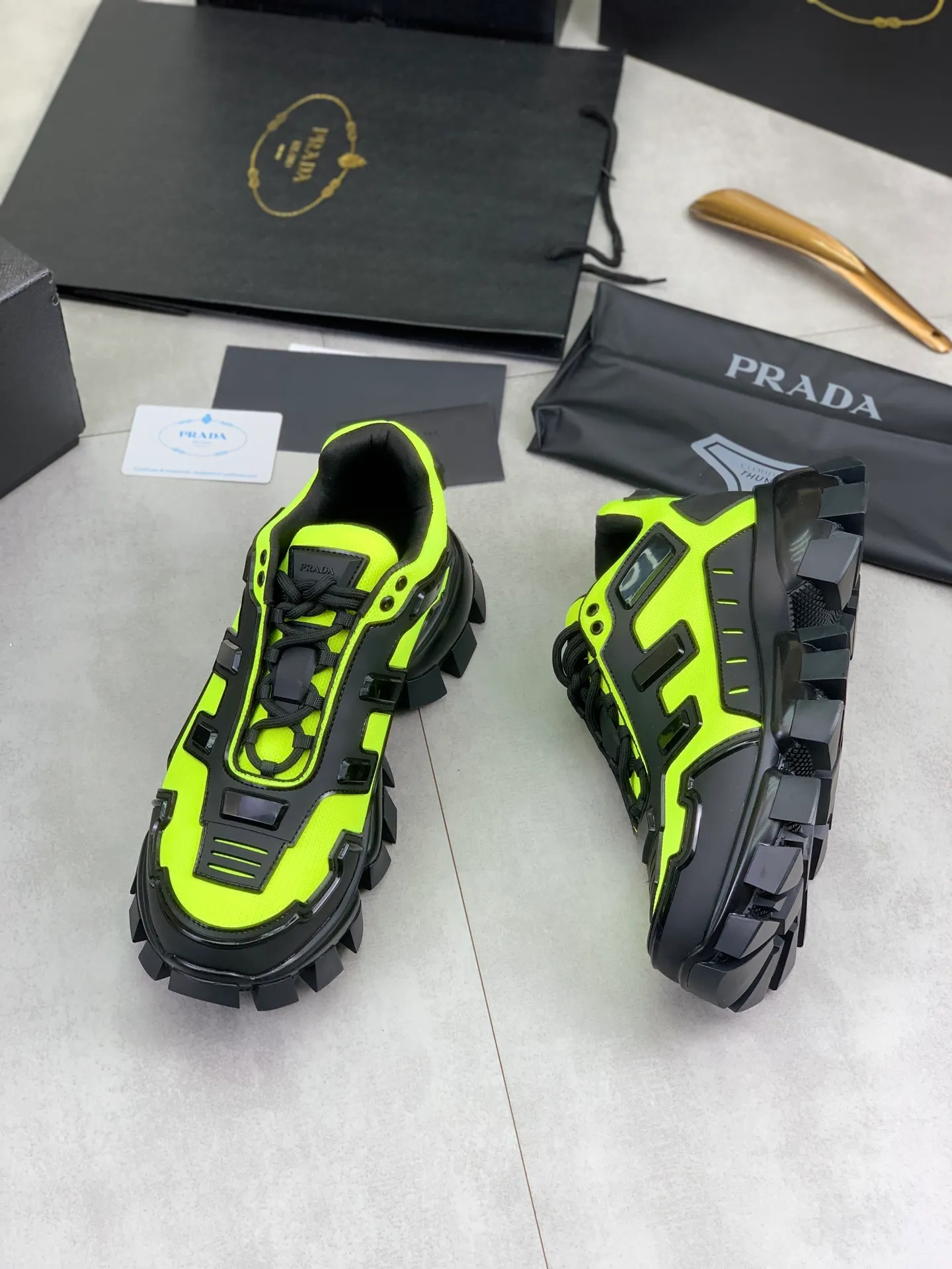 Factory price P660 top version PRADA Dark Punk Martin Rock Tank Mecha Hardcore Fighting Shoes ☑️ A century-old brand, the unique hardcore design has entered the public eye. The tank element is used as the sole design, subverting conventions, breaking the monotony and dullness, lighting up the overall shape, attracting attention, and achieving a meaningless appearance. With its hard-core styling and metal accessories full of design, it unleashes an unruly punk spirit, interprets a unique and iconic style, and demonstrates the leadership level of its pioneer originator in the field of thick-soled shoes. It is the nirvana darling of major fashion weeks. 📣📣The ultra-light foam outsole solves the problem of bulkiness and is suitable for those who know the difference. ✅Fabric: Original splicing design and production ✅Inner: Original lining➕Cow leather insole. ✅Original foam combination outsole with 8cm heel height and super light weight. ✅Code number: Female 35-39 (40 is customized and non-refundable) Male 39-45 (46 and 47 are customized and non-refundable) Full package at the counter